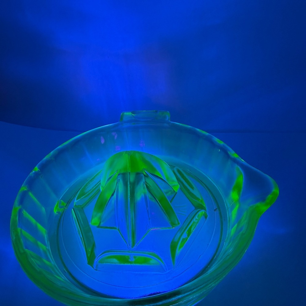 Vintage Uranium‎ Glass Citrus Juicer Reamer AS-IS Chip Bottom UV Glow - Picture 12 of 12
